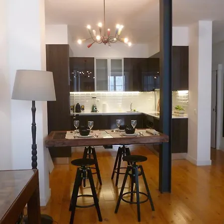 Trendy Downtown Apartment *