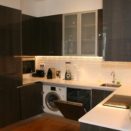 Trendy Downtown Apartment *