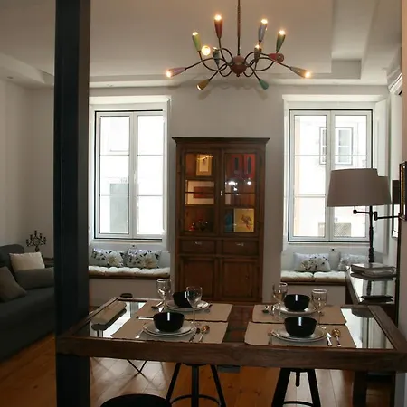Trendy Downtown Apartment Lisbon